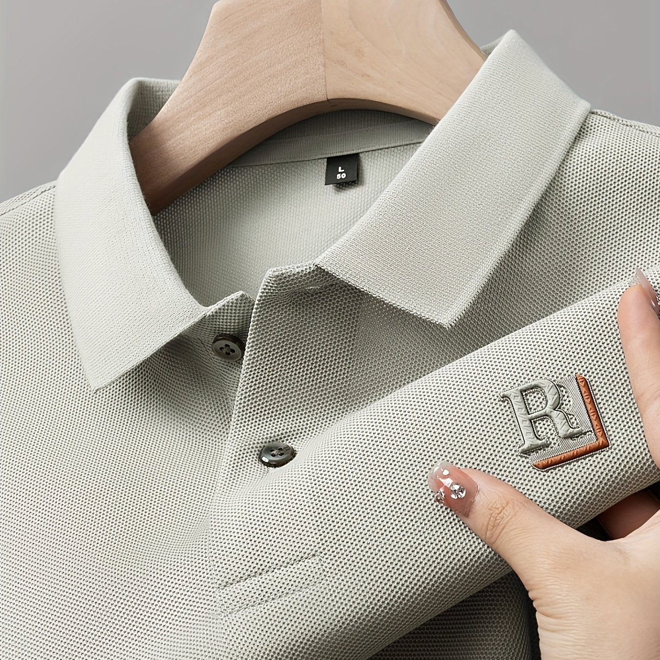 Camisa polo de manga larga para hombre con detalle de letras en relieve hecha de tela de punto 100% poliéster