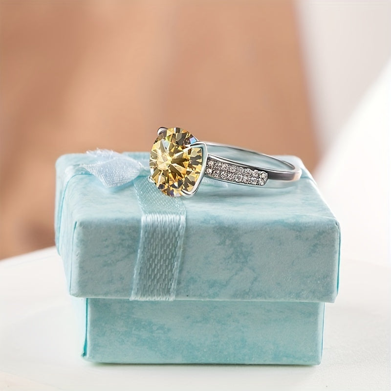 Ajoyib 5ct Moissanite uzuk 925 Sterling Silver dan tayyorlangan, bir nechta ranglarda mavjud. Ushbu yuqori sifatli zargarlik buyumi to'y va nikoh sahnalari uchun mukammaldir. Haqiqiylik sertifikati va sovg'a qutisi bilan birga keladi.