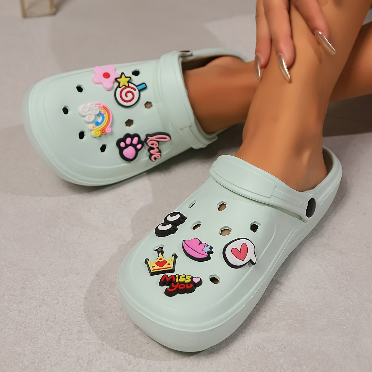 Элегантные летние сабо для женщин - дышащие пляжные сандалии с толстыми подошвами и деталями-талисманами, универсальная обувь без задника для прогулок на свежем воздухе.