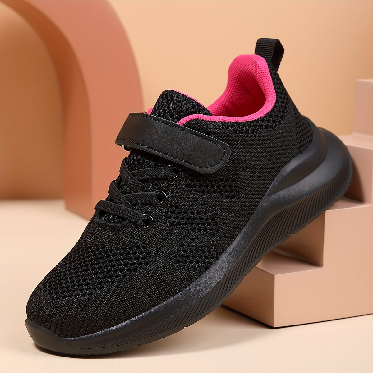 Bolalar uchun nafas oladigan yugurish poyabzallari, sirpanmaydigan qistirma bilan, kundalik kiyish va sport uchun mukammal, pushti rangda.