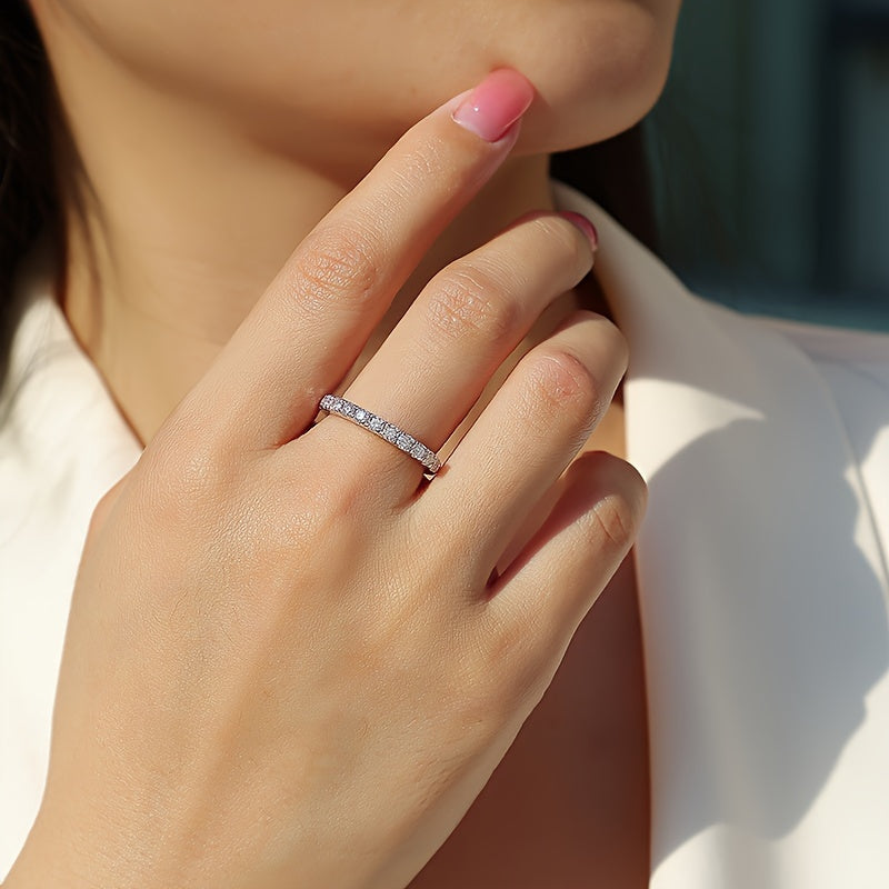 Элегантное кольцо с тонким ободком из моиссанита в серебре 925 пробы, блестящее и с инкрустацией, в подарочной коробке