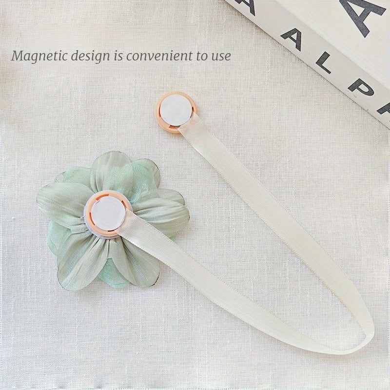 Uyingizning dekoriga nafislik qo'shing, bu go'zal 3D gullar dizayniga ega Magnit Pardalar Bog'ichlari bilan. Yuqori sifatli polyester lentadan tayyorlangan, u yotoqxona yoki yashash xonangizdagi pardalarni ushlab turish uchun mukammaldir.