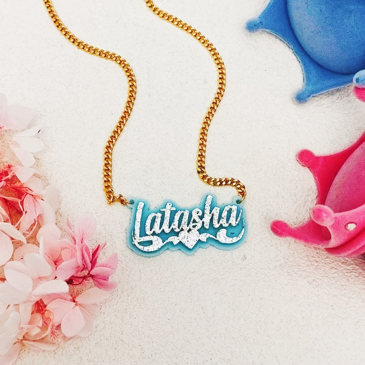 Collar de nombre personalizado en acrílico con encaje de corazón y placa de nombre en inglés personalizada en múltiples colores
