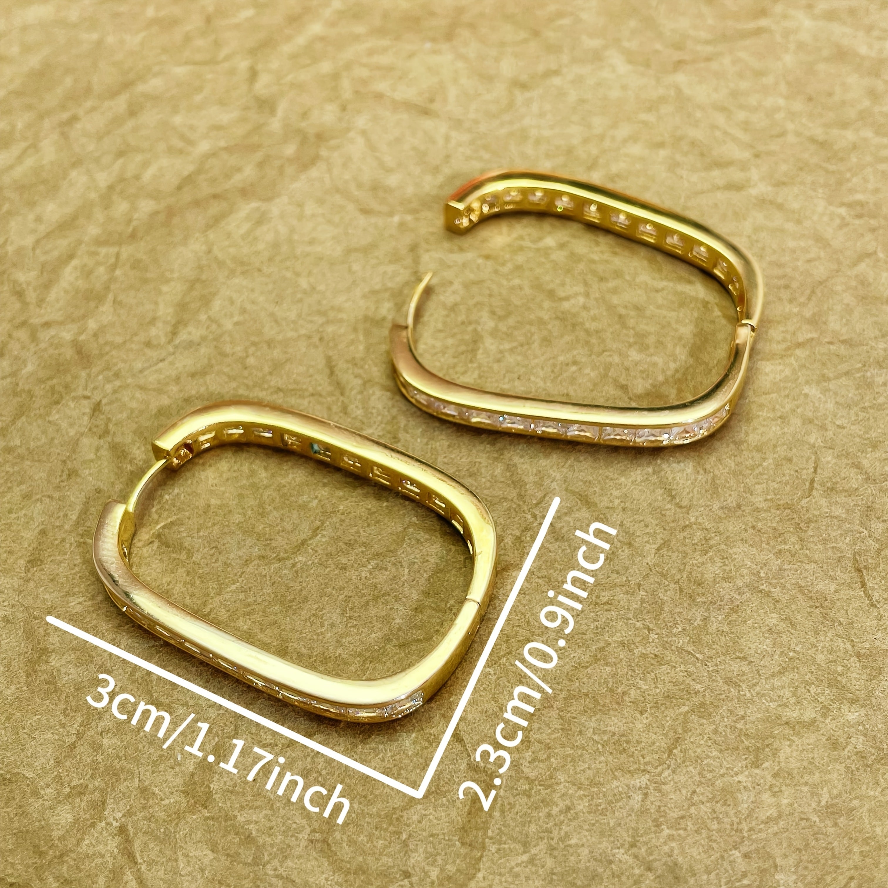 "14K oltin qoplamali misdan, tabiiy zirkonlardan, 925 sterling kumushdan tayyorlangan vintage boho uslubidagi halqa marjonlarining ikki juftini oling. Ushbu rangsizlanmaydigan hashamatli marjonlar partiyalar va ta'tillar uchun mukammaldir va ideal"