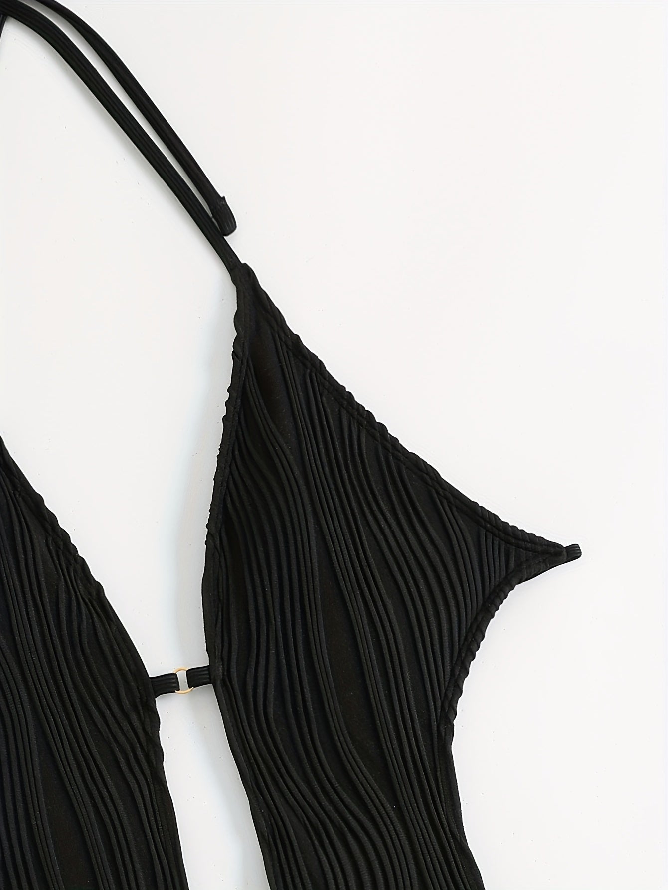 Ayollar uchun bog'ichli, yuqori cho'ziluvchan, orqasi ochiq halter bir qismli suzish kostyumi; mashinada yuvish mumkin.