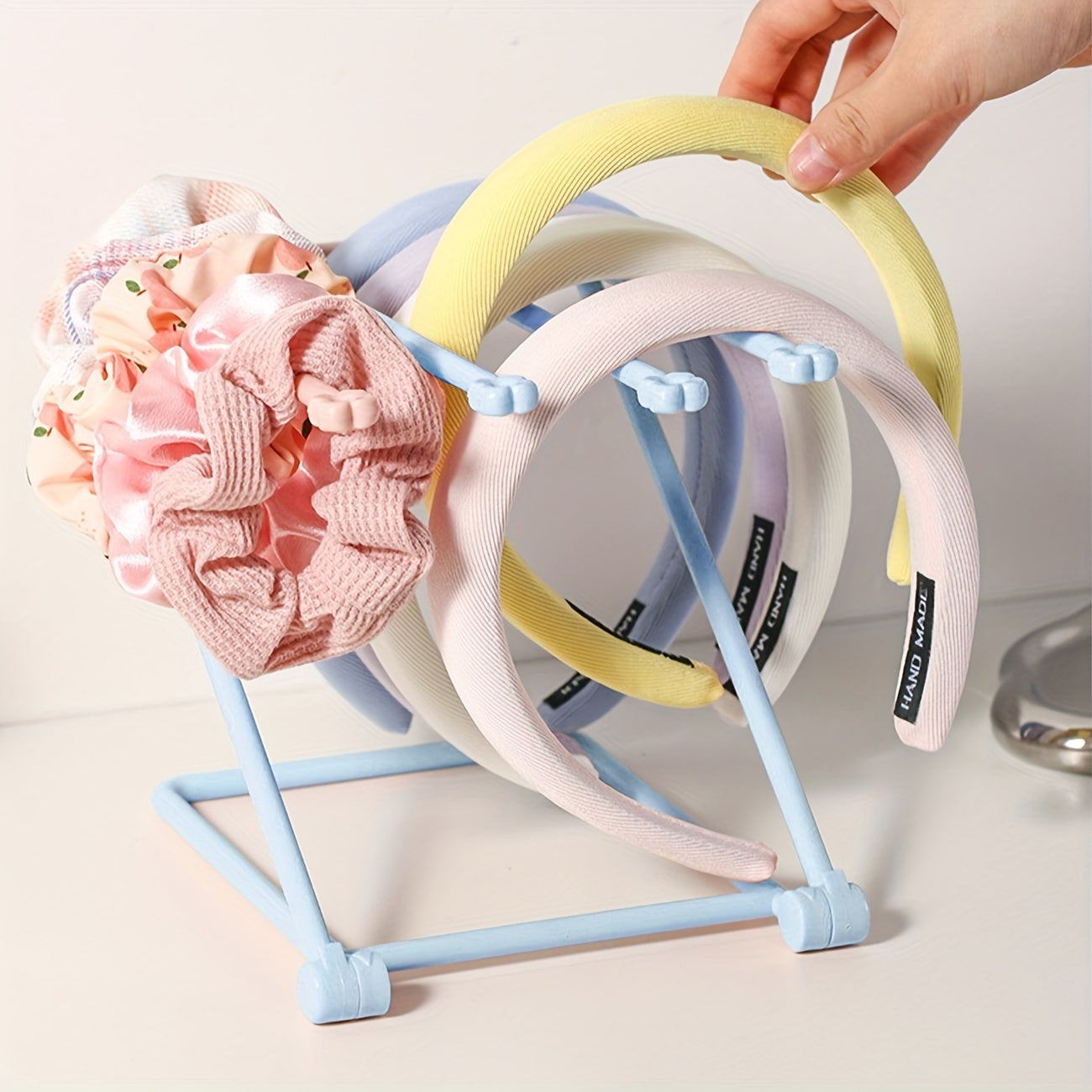 Soch aksessuari tashkilotchisi tokcha devorga o'rnatiladigan saqlash joyi boshbog'lar, kliplar, bukiladigan, portativ