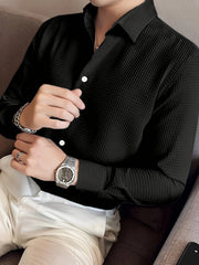 Erkaklar uchun uzun yengli, bir rangda, vafli to'qima dizayni bilan, 100% polyester, oddiy kesim, yengil yaka, tugma yopilishi, biroz cho'ziluvchan, 180gsm og'irlikda, kuz mavsumi uchun ideal va mavjud.