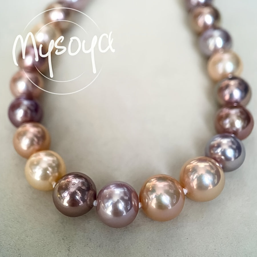 Колье ручной работы с яркими конфетными цветами и пресноводными жемчужинами размером 9-11 мм, представленное в подарочной коробке. Идеально подходит как для повседневной носки, так и для особых случаев.