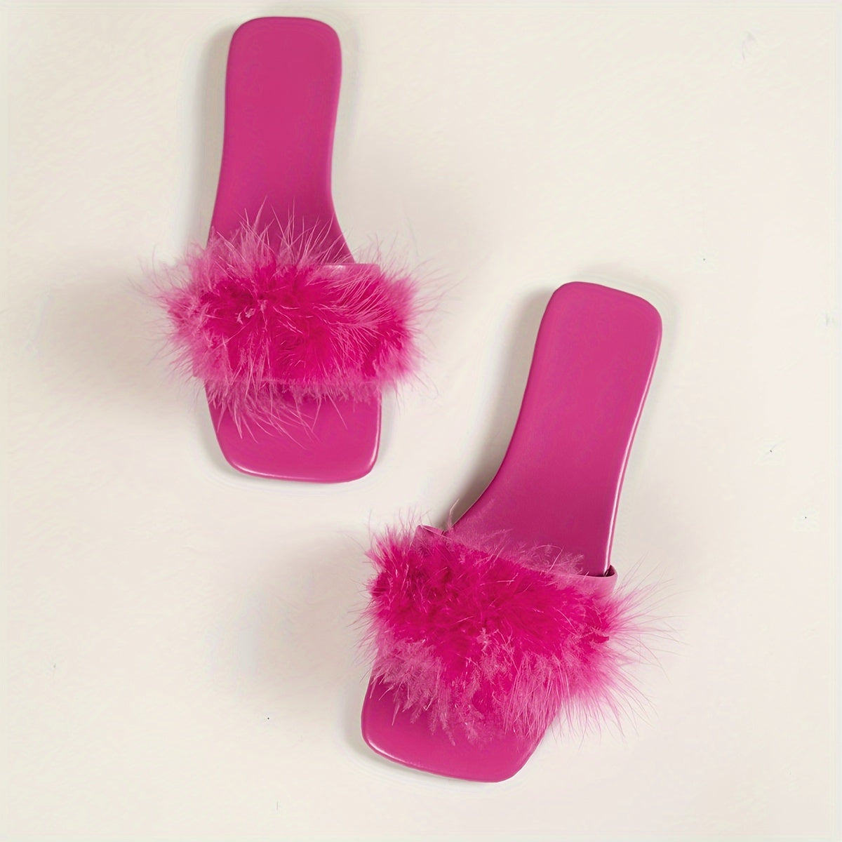 Yoz uchun mukammal, kvadrat ochiq barmoq bilan ayollarning nafis yumshoq toshli tekis oyoq kiyimlari.