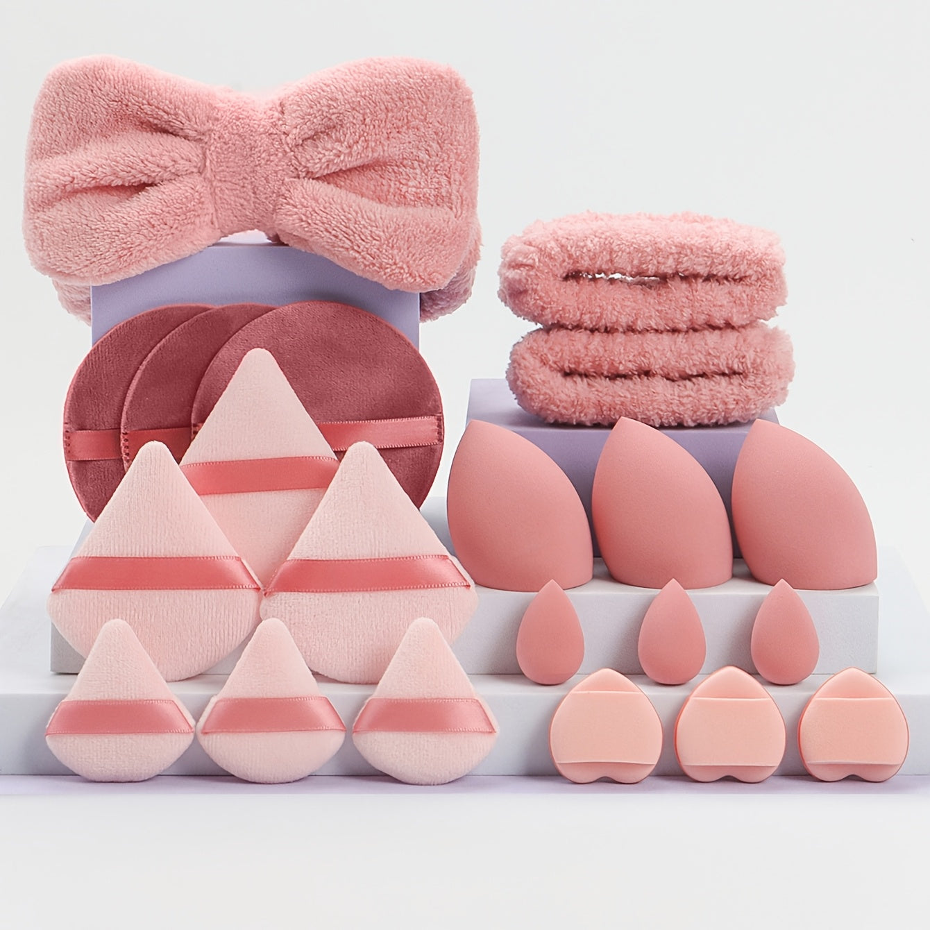 21 ta soch aksessuarlari to'plami, shu jumladan, kapalak boshbandi, bilakbandalar, kukun pufflari, makiyaj gubkalari, barmoq yostiqlari, makiyajni olib tashlash padlari va mini go'zallik gubkalari.