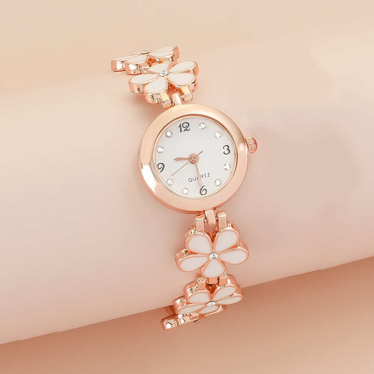 Reloj de cuarzo para mujer con detalles de rhinestone y banda de aleación de zinc con patrón de flor de ciruelo