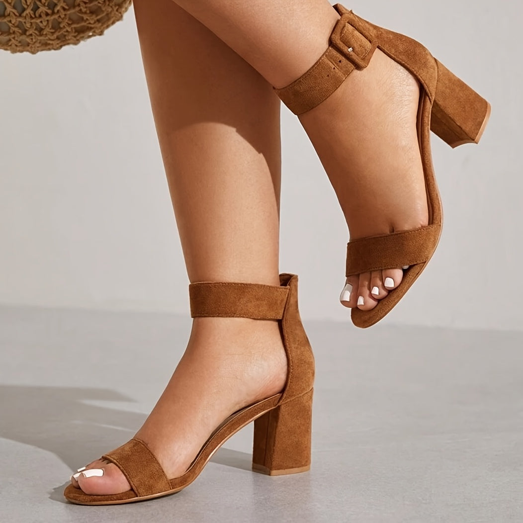 Qulupnay oyoq bilagida tasma va ochiq barmoq bilan zamonaviy oq blok tovonli sandlelar, har qanday holat uchun mos va qulay.