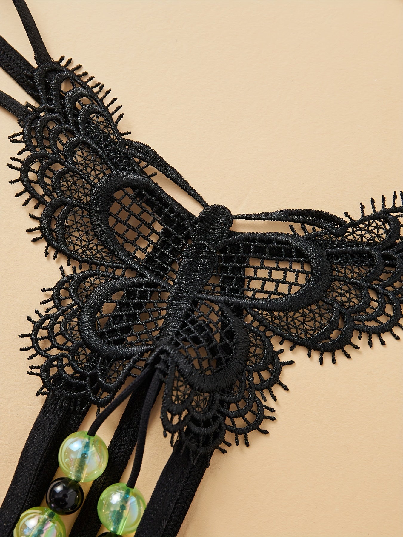 Ayollar uchun sexy ichki kiyim va ichki kiyim sifatida yorqin marjonli past belli kapalak dantelli thonglar.