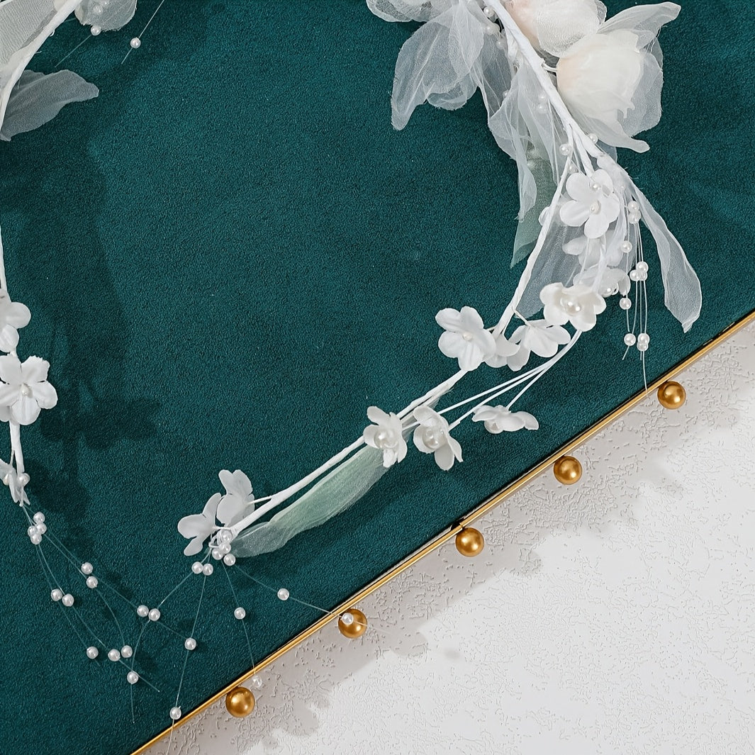 Gulchambar bilan bezatilgan to'y soch aksessuari, marosimlar uchun marjonlar bilan to'y soch taqilishi