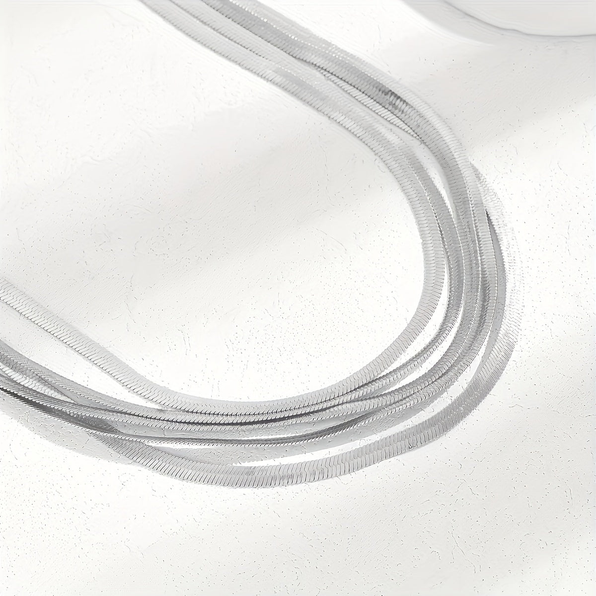 Zamonaviy va nafis, bu ko'p qatlamli tekis ilon zanjirli marjon ayollar uchun mukammaldir. U temir materialidan tayyorlangan bo'lib, hashamatli qoplama bilan, har kuni va barcha fasllarda kiyish mumkin bo'lgan ko'p funksiyali bo'yinbog'idir.