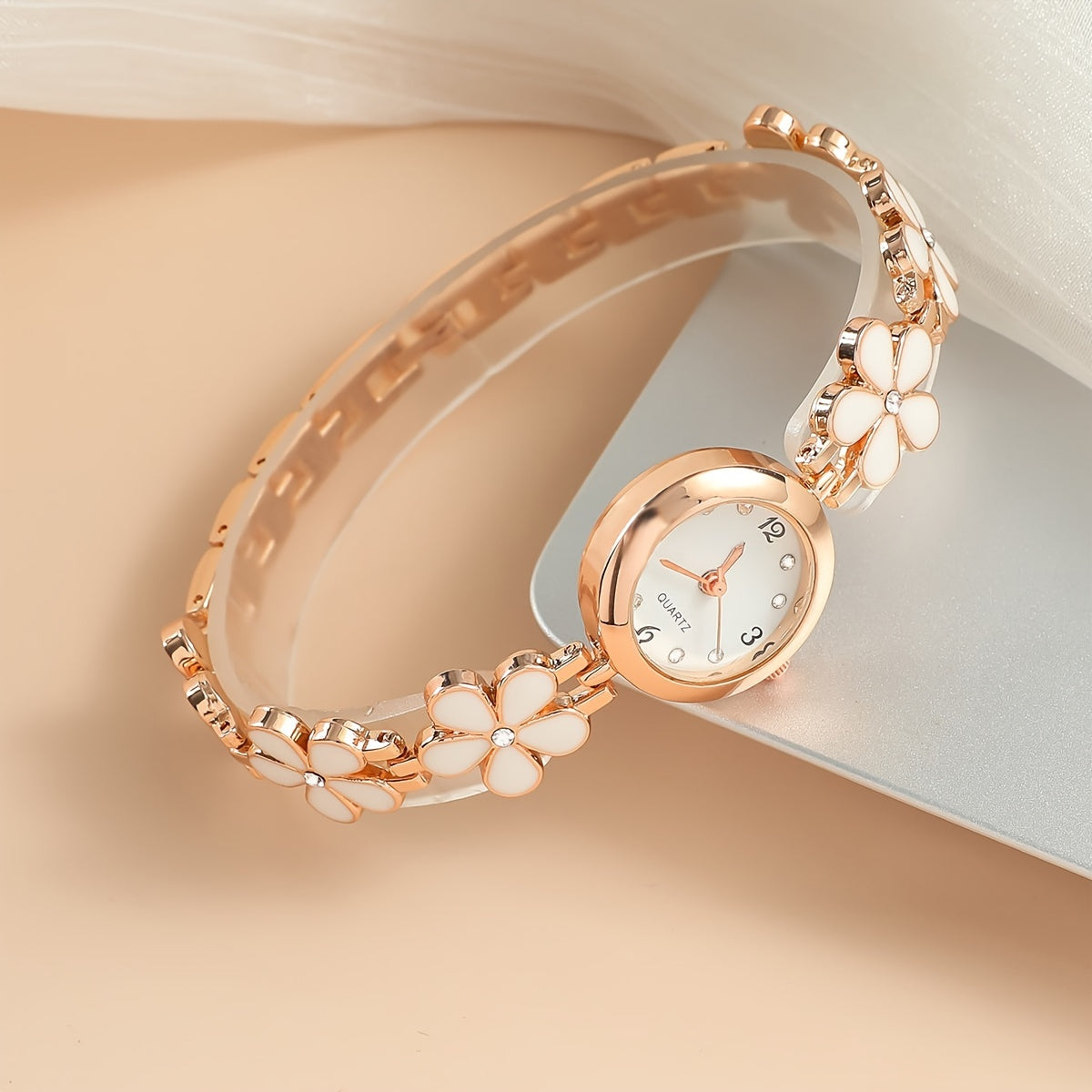 Reloj de cuarzo para mujer con detalles de rhinestone y banda de aleación de zinc con patrón de flor de ciruelo