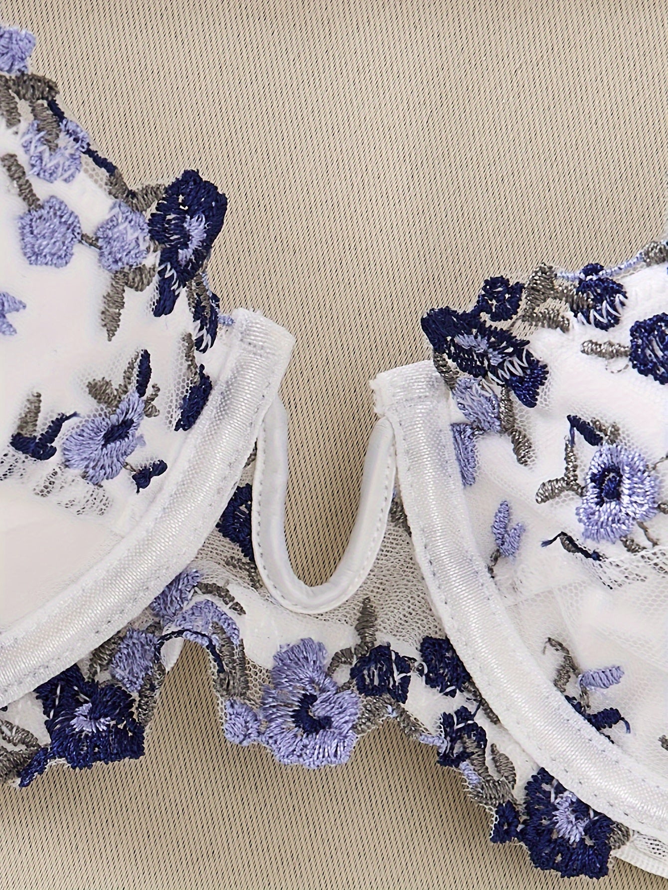 Ayollar uchun gullar bilan bezatilgan zamonaviy ichki kiyim to'plami - to'ldirilgan brassi va shaffof thong, kuz/qish uchun ideal.