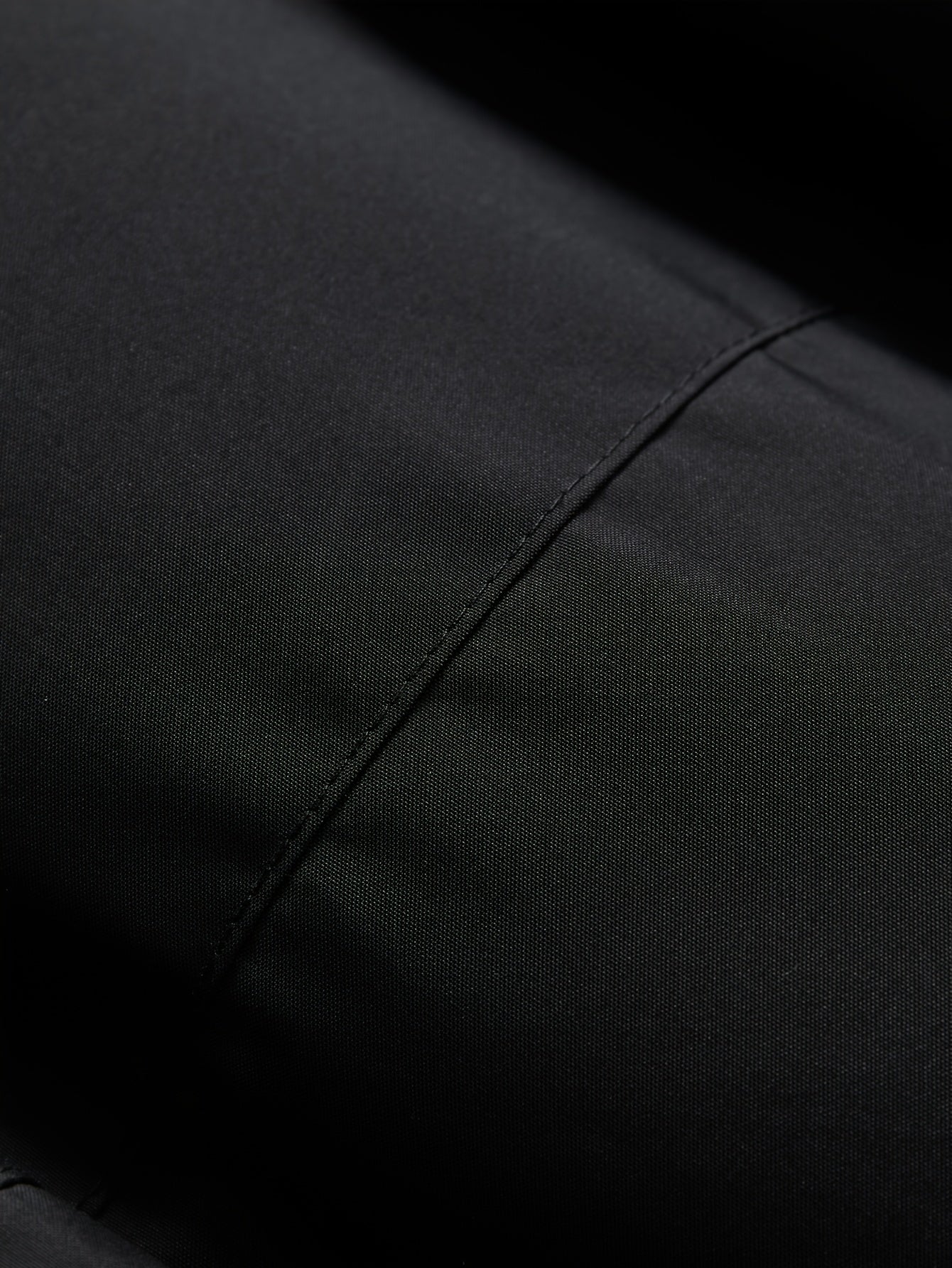 Erkaklar uchun katta o'lchamdagi qishki kapüşonli kurtka - zip-up kapüşonli qulay palto, qora va yashil aksentlar bilan, mashinada yuviladigan polyester, zamonaviy va silliq dizayn, sovuq ob-havo uchun mos.