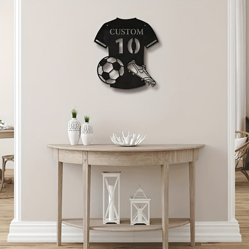 Metall devor san'ati, maxsus futbol formasi dizayni bilan, shaxsiylashtirilgan ism va raqam, sport ixlosmandlari uchun qayta ishlatiladigan, ajraladigan bezak