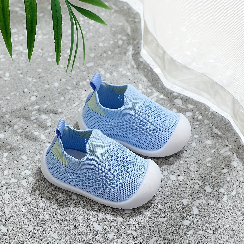 Erkaklar va yosh bolalar uchun mato ichki qismi, PVC tagligi va bir xil rangli dizayni bo'lgan uniseks chaqaloq krossovkalari.