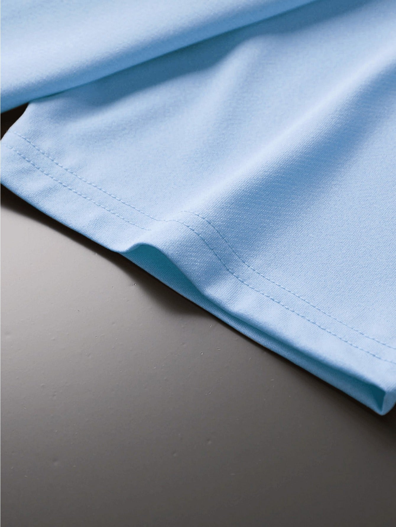 Erkaklar uchun tasodifiy chiziqli polyester T-ko'ylak, qisqa yenglar va dumaloq bo'yin bilan. Yozgi sarguzasht grafikasi mavjud, mashinada yuvish mumkin. Yozgi tasodifiy kiyim uchun mukammal.