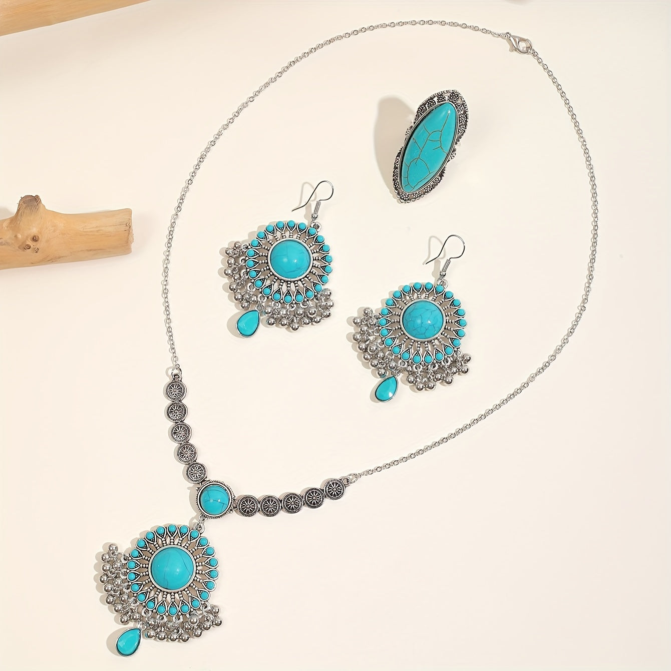 Conjunto de joyería estilo boho con pendientes, collar y anillo de turquesa
