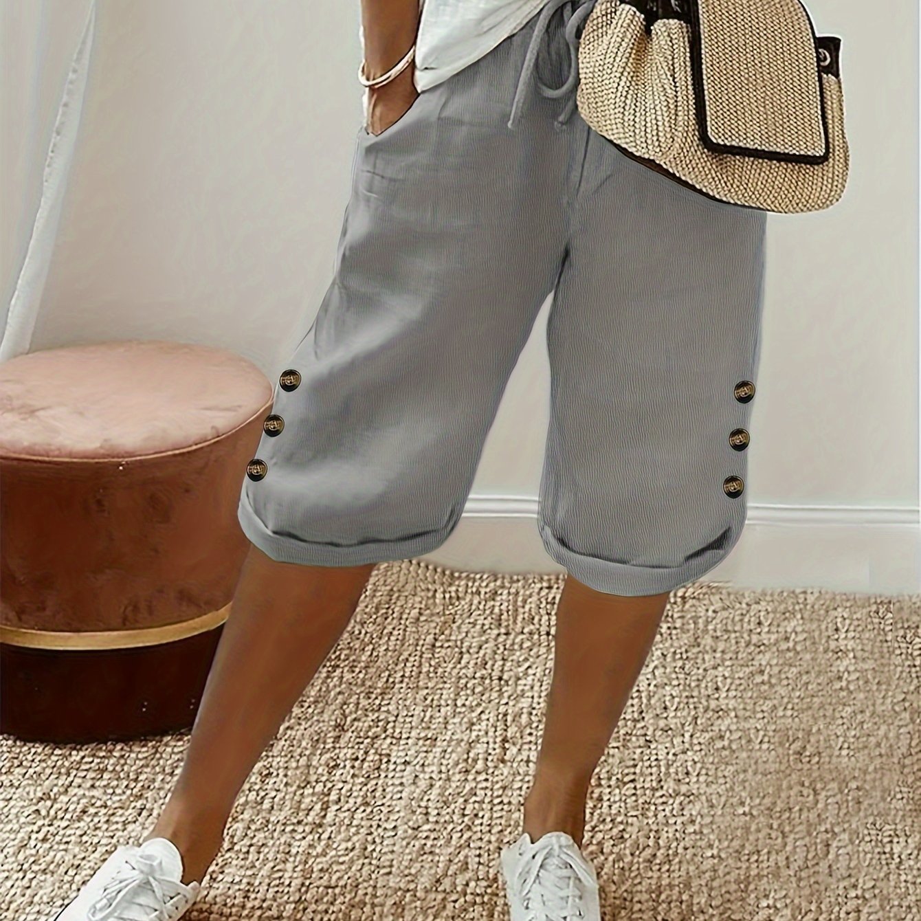 Ayollar uchun bir rangli Capri shimlar, bezakli tugma va chiziqli belbog' bilan