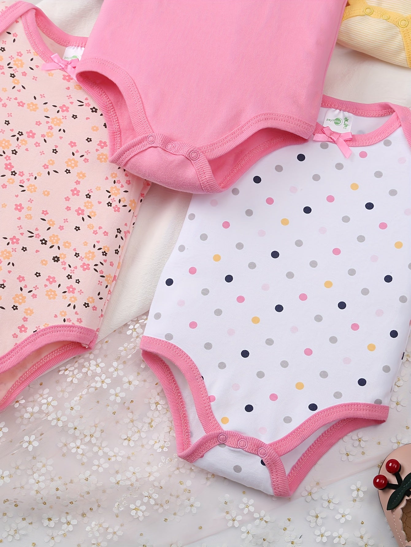 Conjunto de 5 bodies de algodón para bebé niña con petos de manga corta con bordado y patrón floral