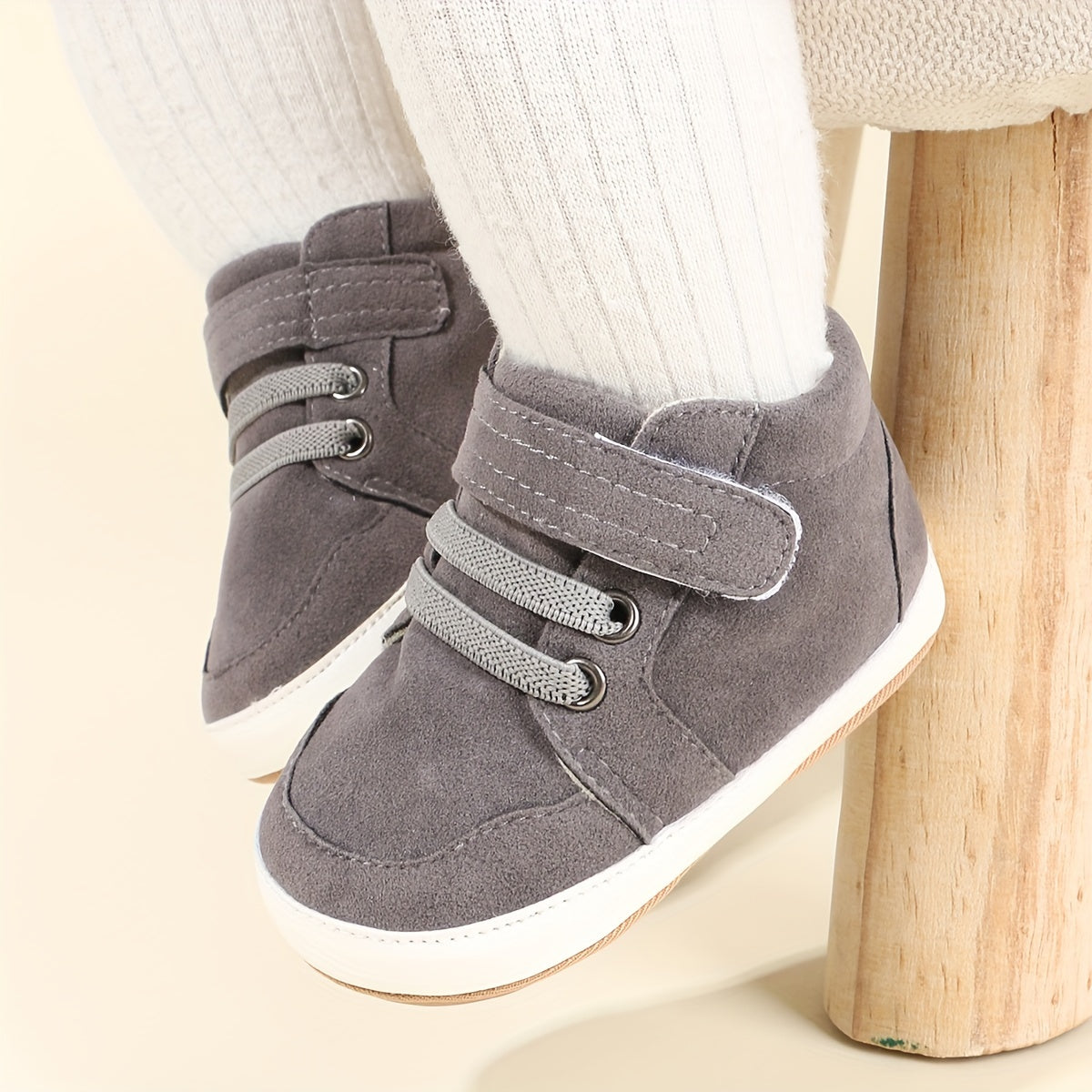 Kichkina bolalar uchun yuqori chanoq sport poyabzali, sirpanmaydigan rezina taglik, qulflash uchun lentalar, bir xil rang, bahor va kuz uchun