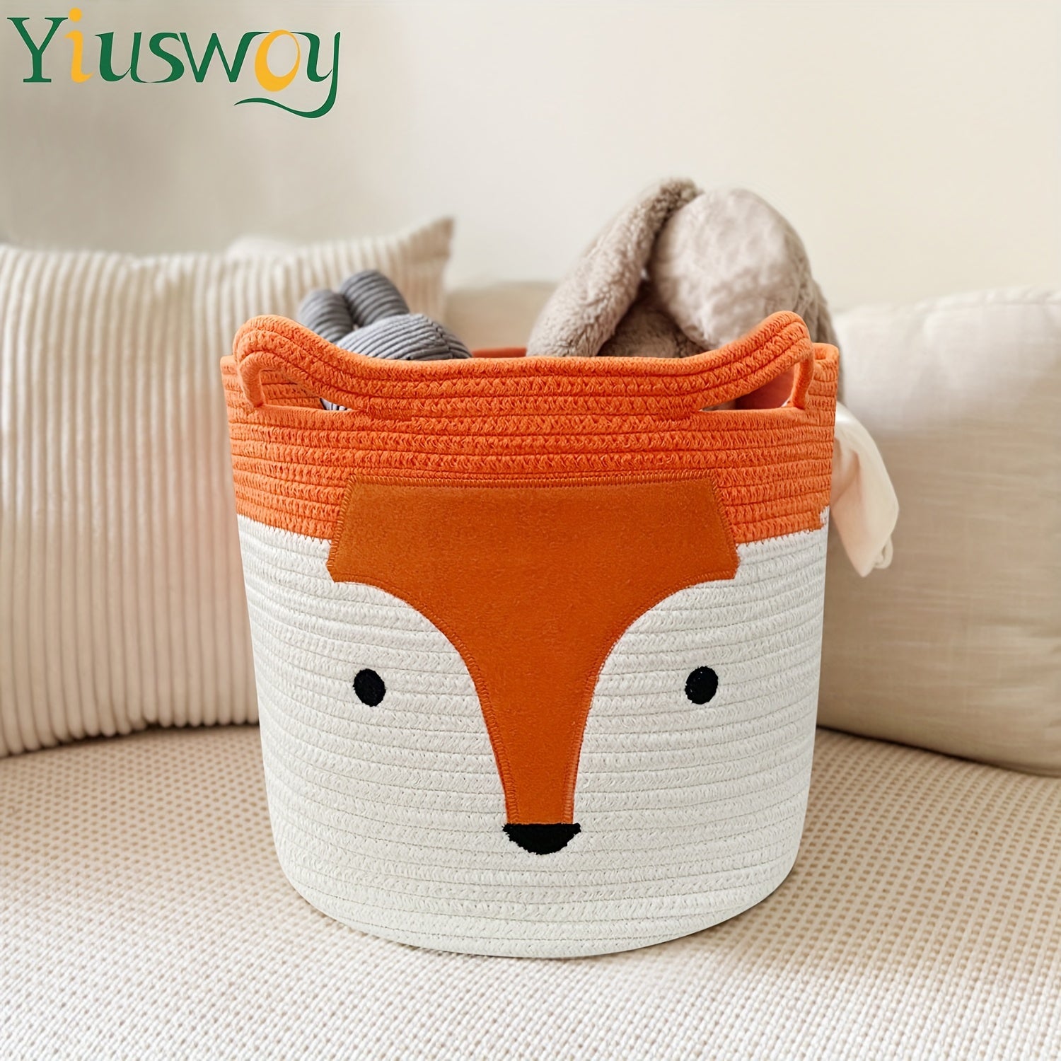 Katta to'qilgan ipdan yasalgan kir yuvish savati, multfilm tulkisi yuziga ega, o'yinchoqlar, kiyimlar va uy hayvonlari uchun kerakli buyumlarni saqlash uchun ideal, to'q sariq va oq ranglarda.