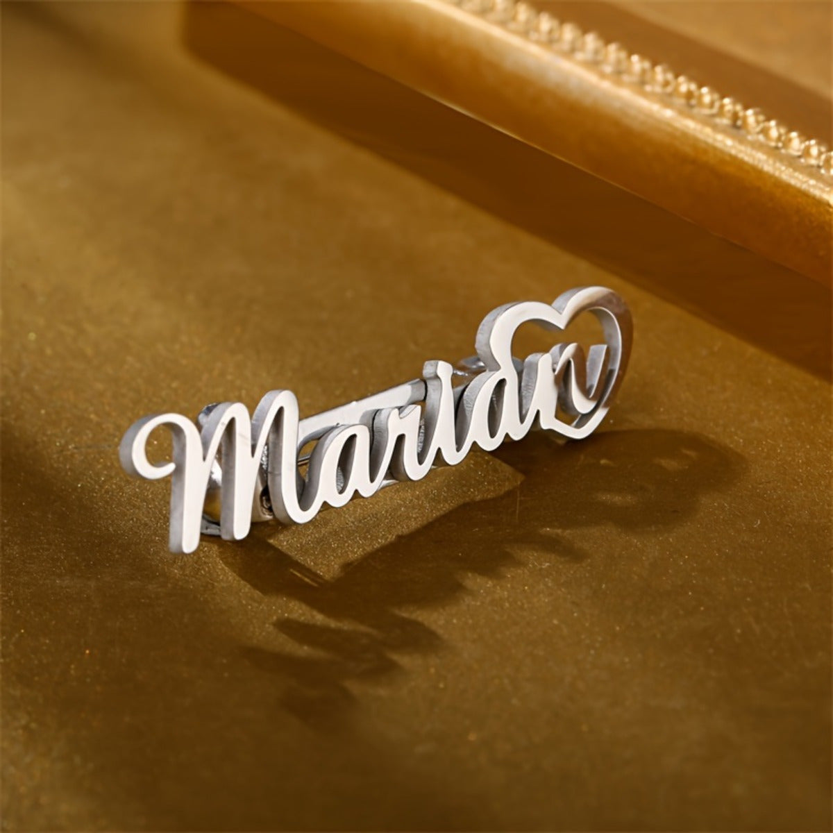 O'ziga xos Shaxsiylashtirilgan Ism Brosh - Qadimiy Boho Dizayni bilan Nikelga chidamli Pin, U yoki U uchun Ideal Sovg'a, Moslashtirilgan Harf Pendanti, Bohemian Chic Uslubi