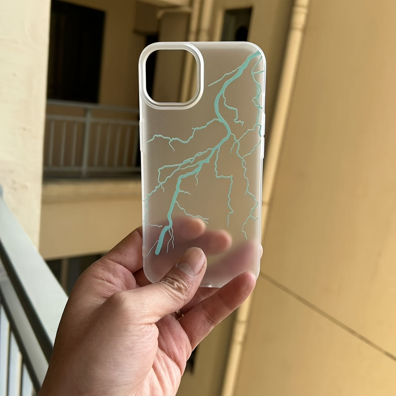 Apple 15Pro/14, iPhone13/12/11, XS/XR78P uchun mos keladigan muzlatilgan yarim shaffof yoritilgan telefon qopqog'i.