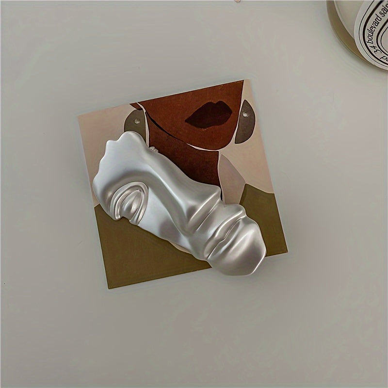 Large Matte Gold Brooch with Literary Human Face Design for Fashion Accessories