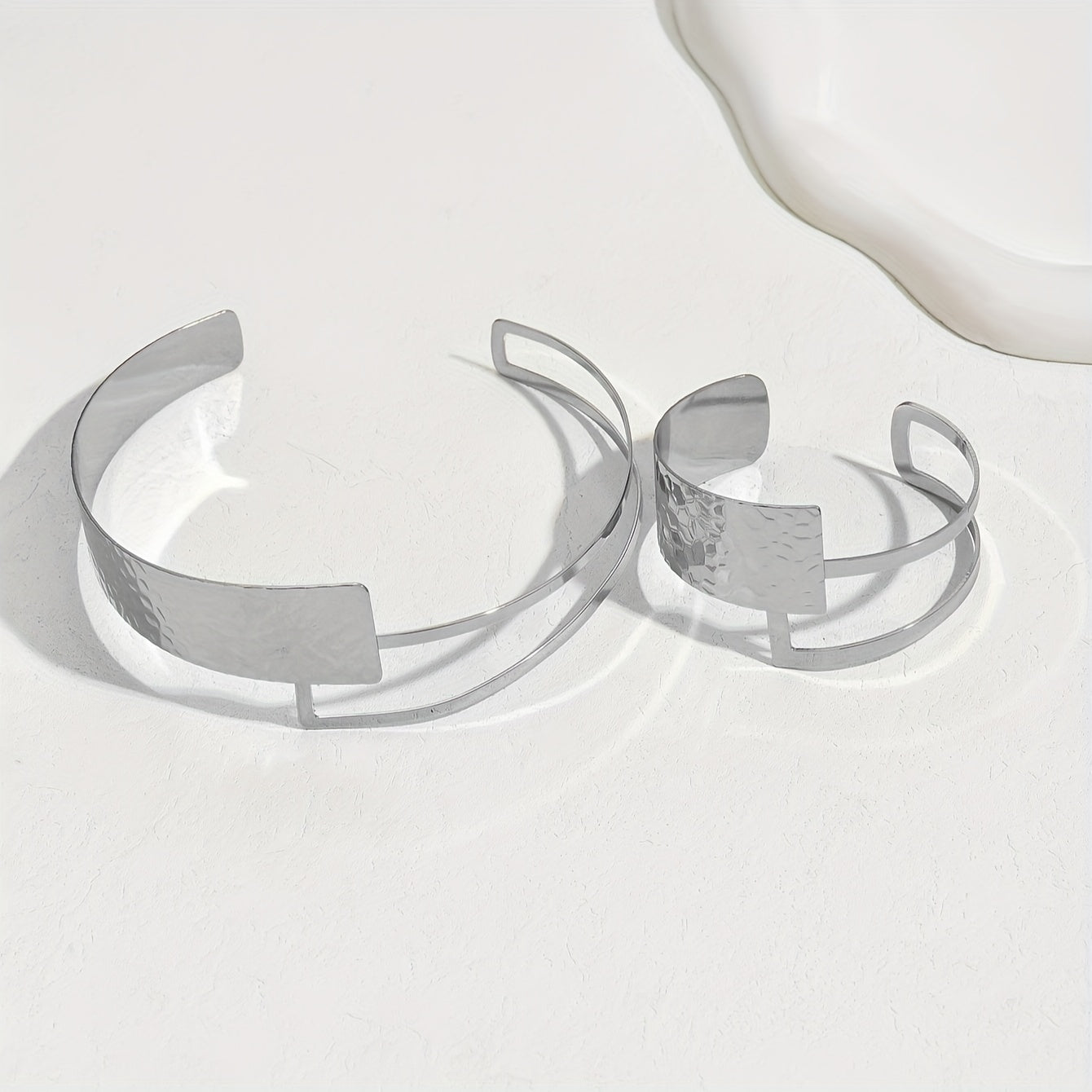 O'ziga xos, jasur shaxsiyat bilaguzuk va chokerni to'plami - Zamonaviy ayol uchun mukammal sovg'a, Yangi yilni nishonlash yoki har qanday kechki uchrashuv yoki partiya kiyimiga joziba qo'shish uchun ideal.