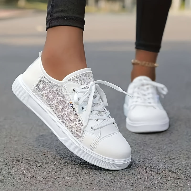 Ayollar uchun tirkama tarmoq bo'sh oddiy sport poyabzal oq nafas oladigan tekis poyabzal