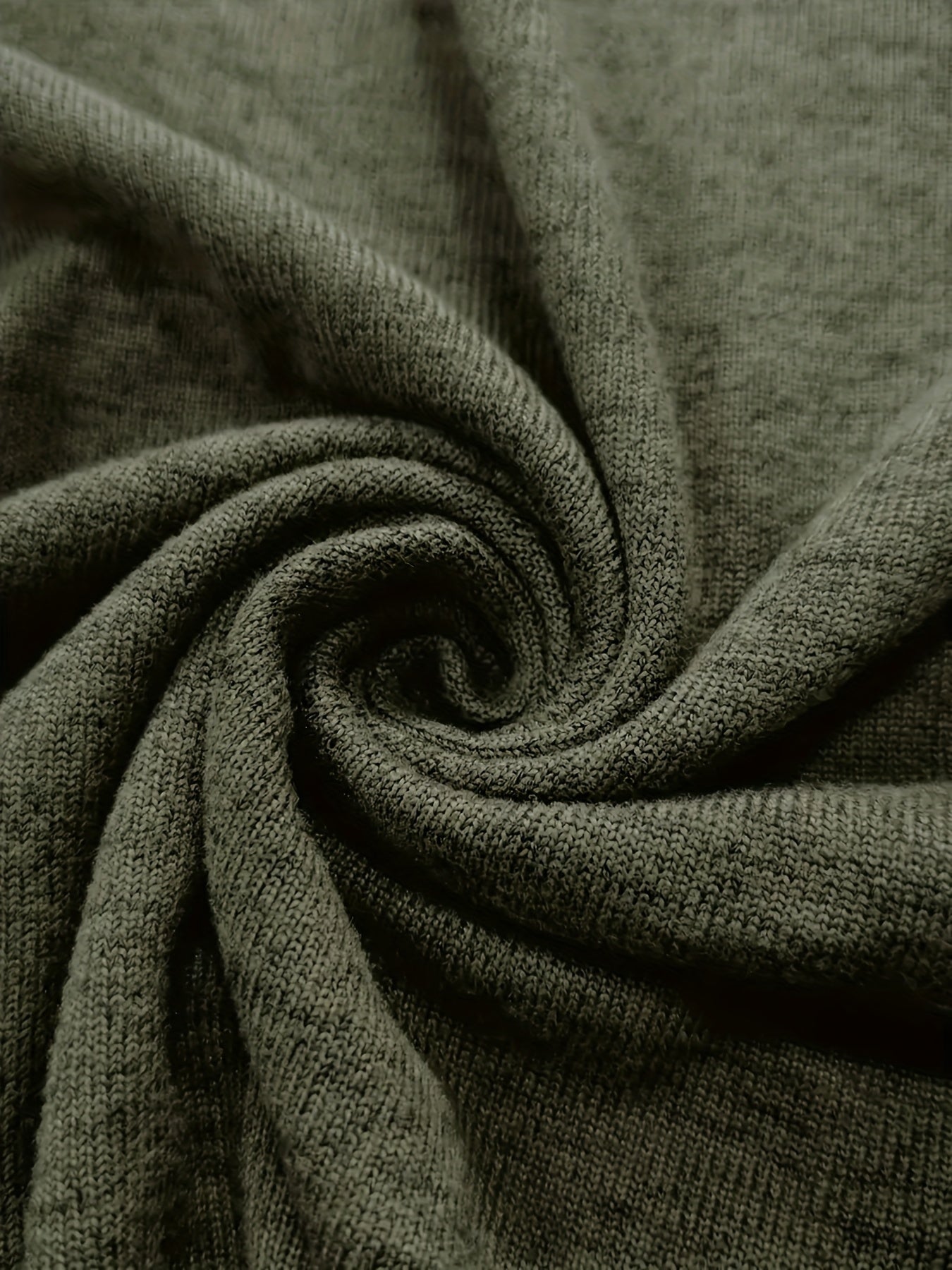 "Olive Green va Black ranglaridagi Plus Size Colorblock Uzun Qol T-Shirt, Crew Neck, Yumshoq Polyester Aralashmasi, Mashinada Yuvish Mumkin, Qulay, Cho'ziluvchan Matolar."