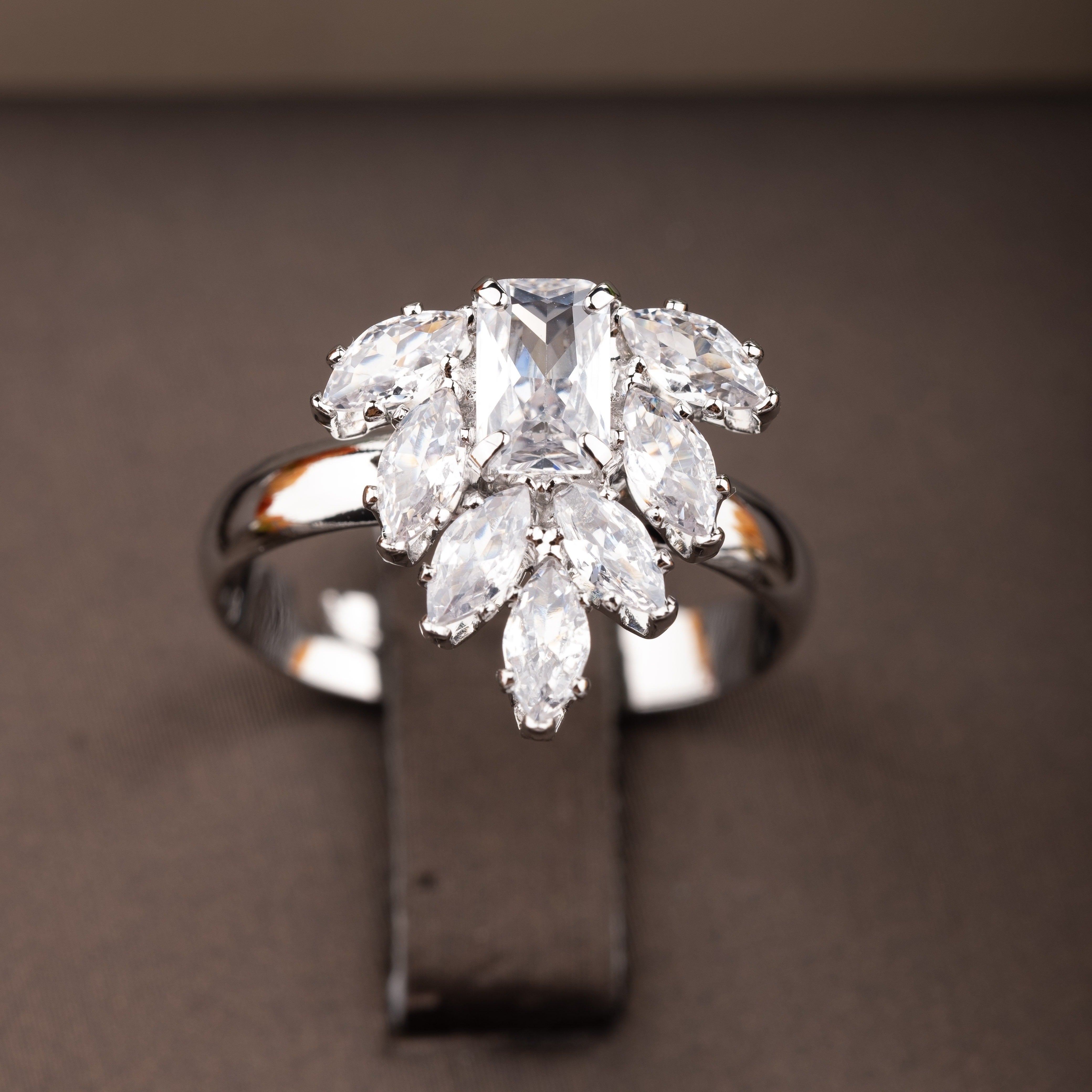 Ayollar uchun to'ylar, banketlar va partiyalar uchun mukammal bo'lgan Elegant Arabesque Kubik Zirkoniya Barg shaklidagi Gullar taqinchoq to'plami.