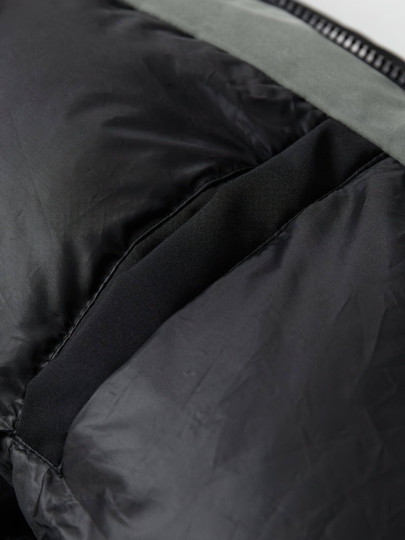 Erkaklar uchun katta o'lchamdagi qishki kapüşonli kurtka - zip-up kapüşonli qulay palto, qora va yashil aksentlar bilan, mashinada yuviladigan polyester, zamonaviy va silliq dizayn, sovuq ob-havo uchun mos.