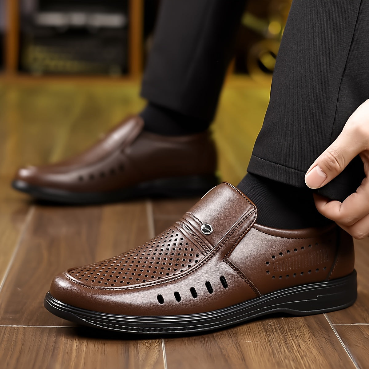 Katta o'lchamdagi erkaklar uchun klassik slip-on loferlar, qulay va mustahkam, sirpanmaydigan tagliklar bilan.