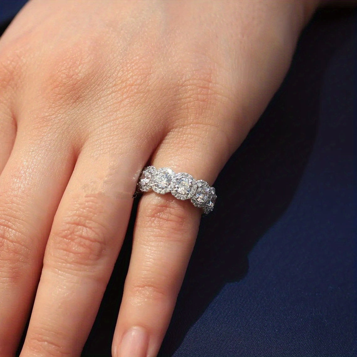 925 kumush qoplamali, porloq zirkon toshlari bilan bezatilgan nafis kelin to'y uzuklari, ayollarning niqob va taklif zargarlik buyumlari uchun mukammal.