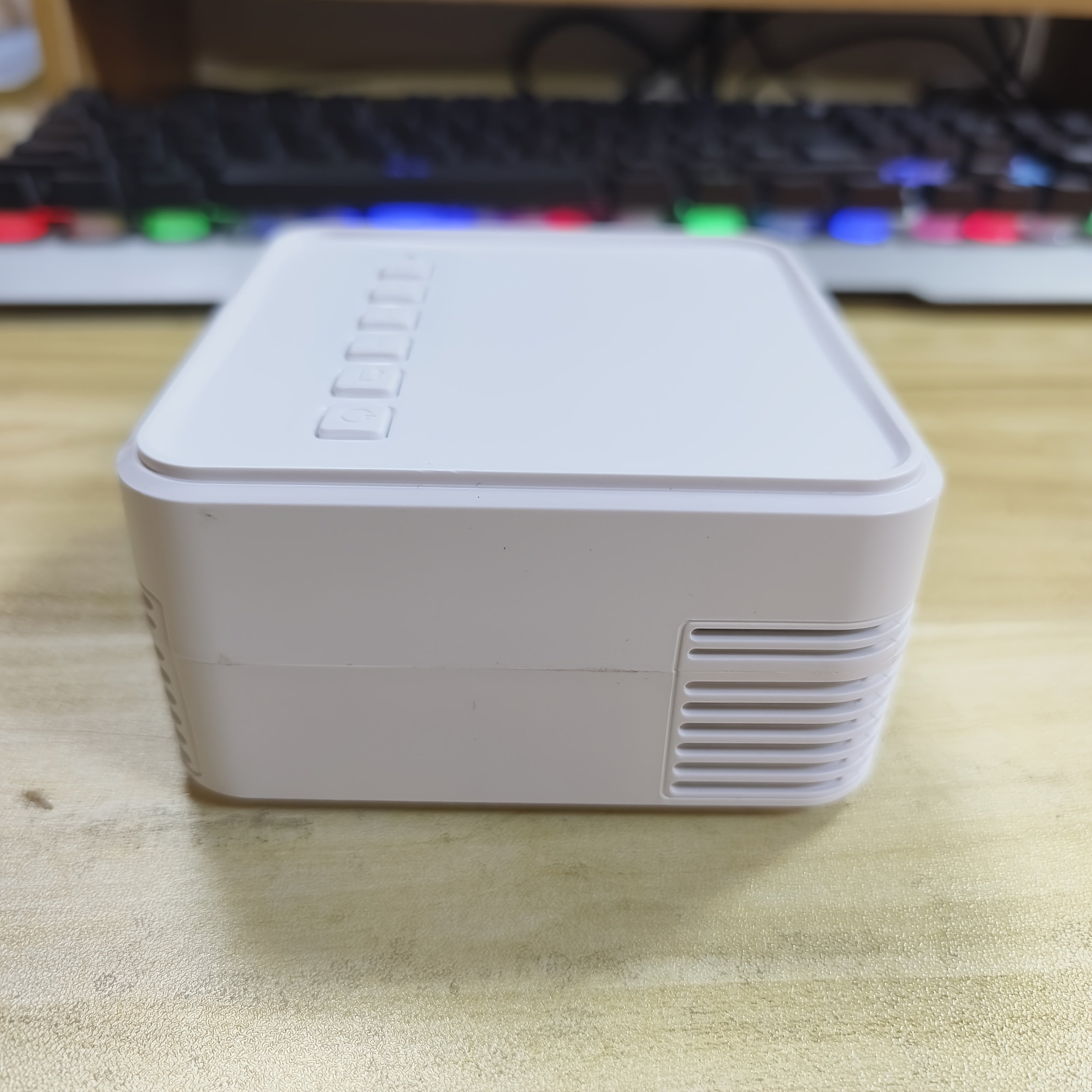 Uy kinoteatri uchun portativ aqlli HD proyektor, 1080P qo'llab-quvvatlash, sozlanadigan 180° proektsiya