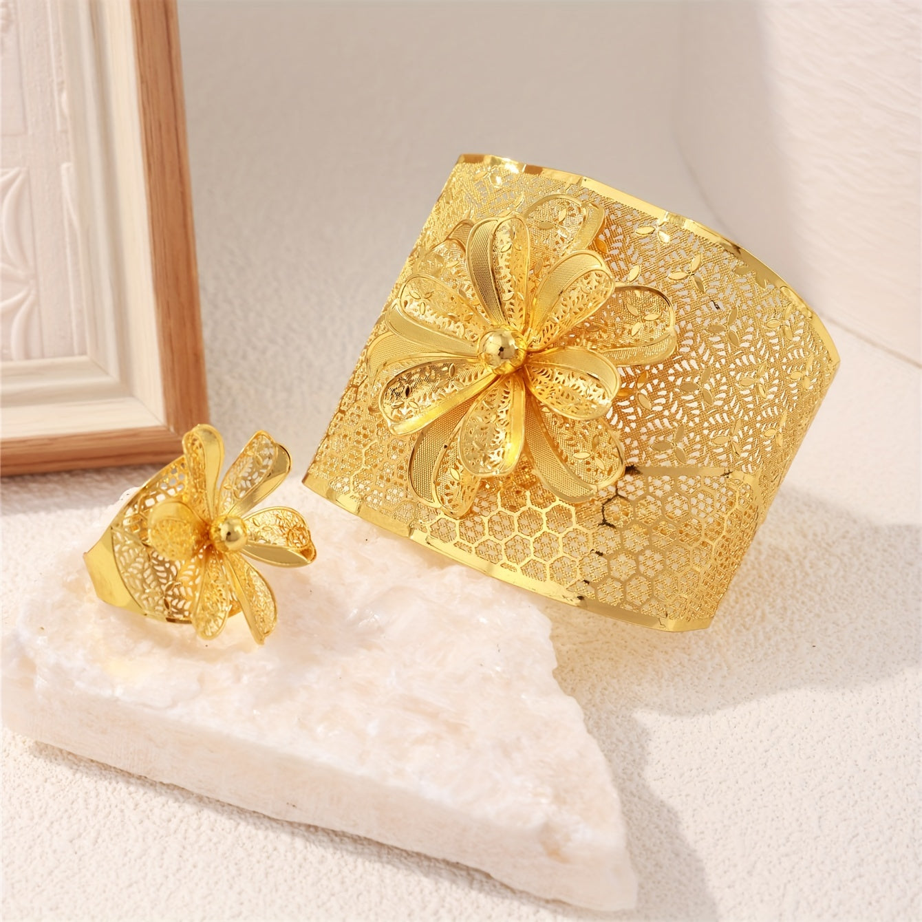 Vintage uslubidagi ayollar zargarlik to'plami, oltin metall engraved gullar bilan cuff bilaguzuk va uzuk - nozik tadbirlar yoki bayram kiyimlari uchun ideal