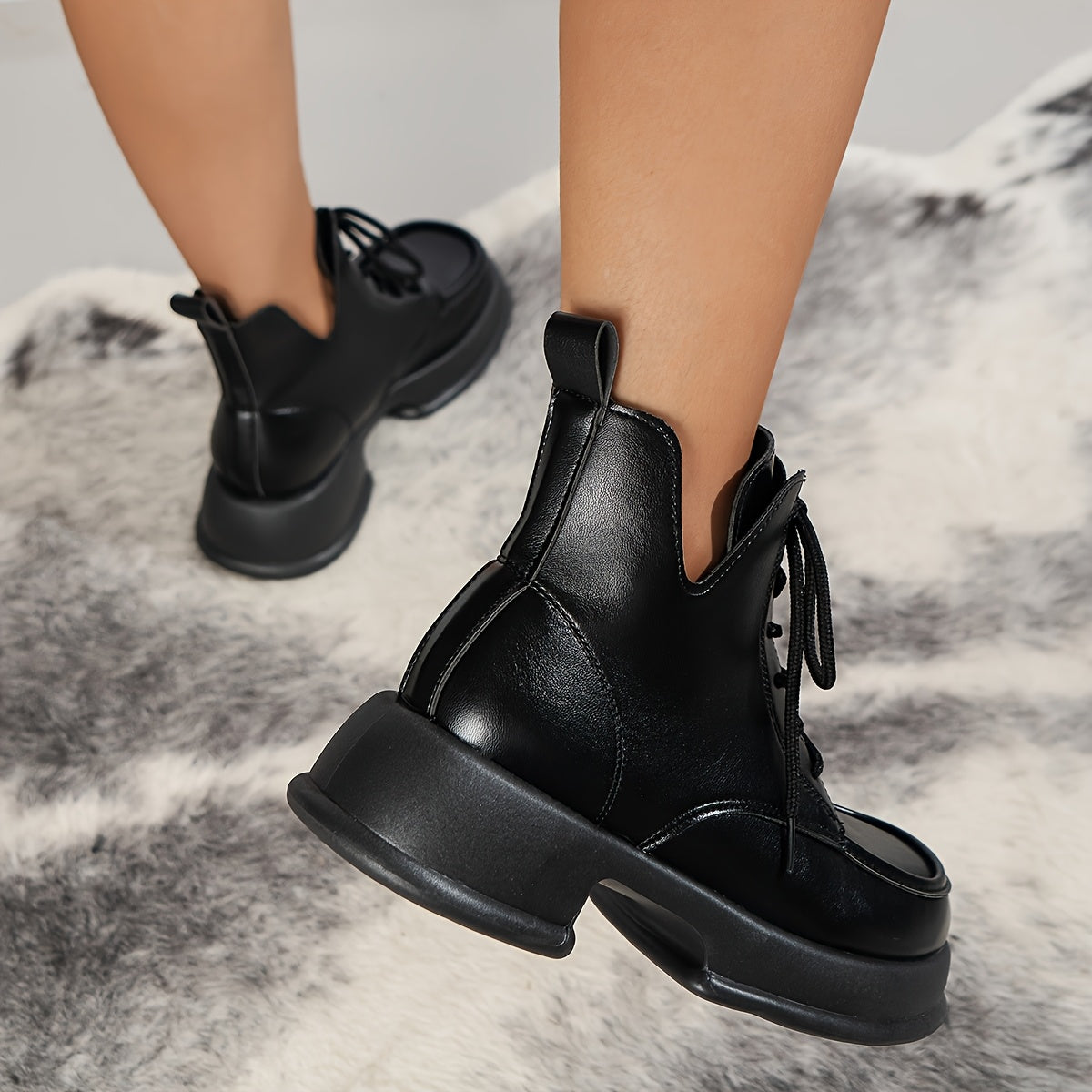 Ayollar uchun qora faux suède qalin platformali tizzagacha bo‘lgan botlar, o‘rtacha to‘p bilan