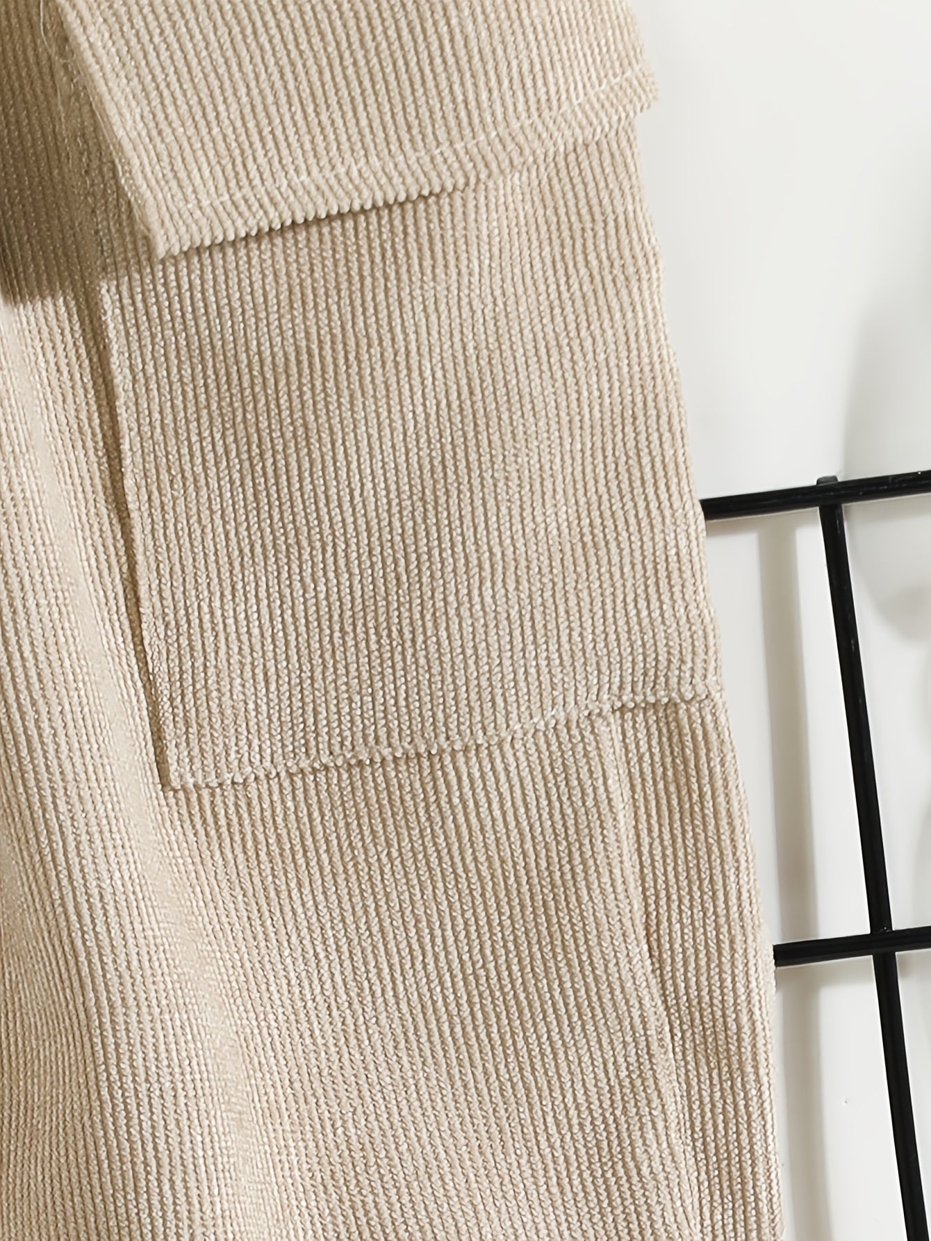 Bolalar uchun tasodifiy kiyim to'plami, uzun qo'lqonli ko'ylak palto va uzun shimlar bilan birga keladi. 100% polyesterdan tayyorlangan, barcha fasllar uchun mos. Oddiy kesim, bir rangda va tugma tafsiloti bilan.