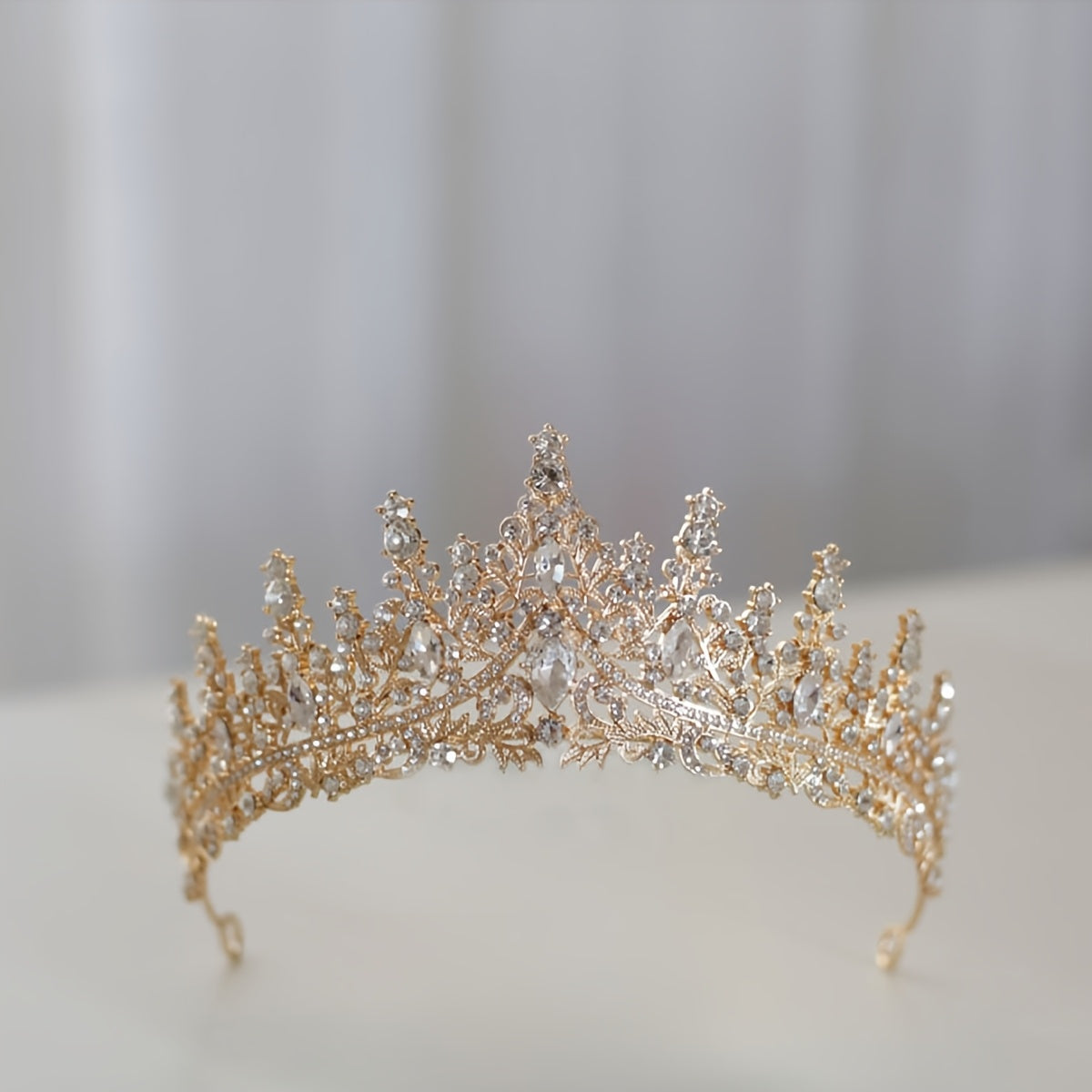 Corona de novia con cristales brillantes para bodas y celebraciones