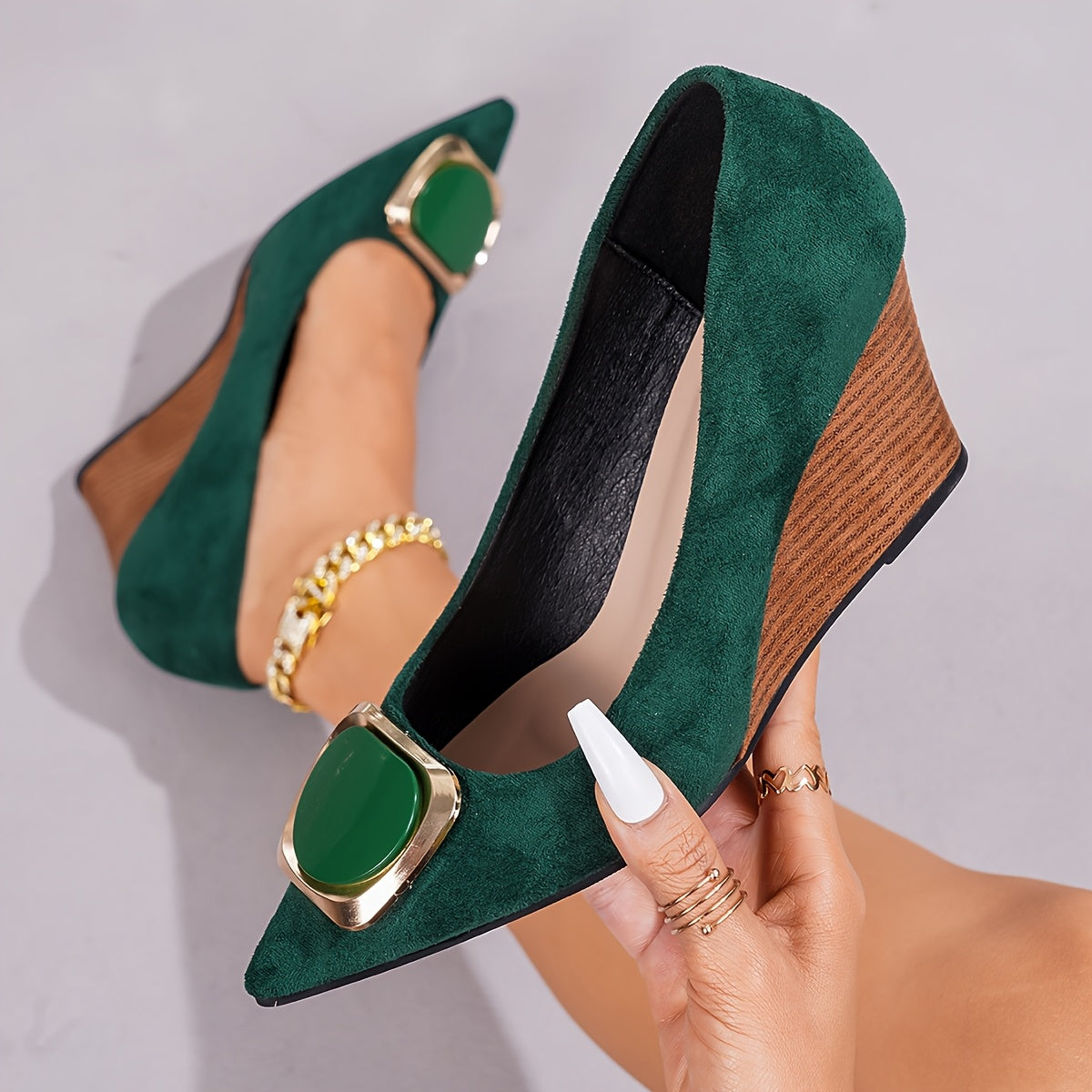 Ayollar uchun qora kengaytirilgan poyabzal, nuqtali barmoqli, oson kiyiladigan, oltin burmalı pumpalar