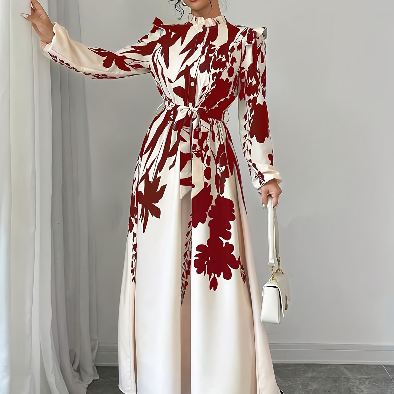 Gul naqshli maksi ko'ylak, turli xil yenglar, bel detali va qirrali pastki qismi bilan, bahor yoki kuz uchun mukammal.