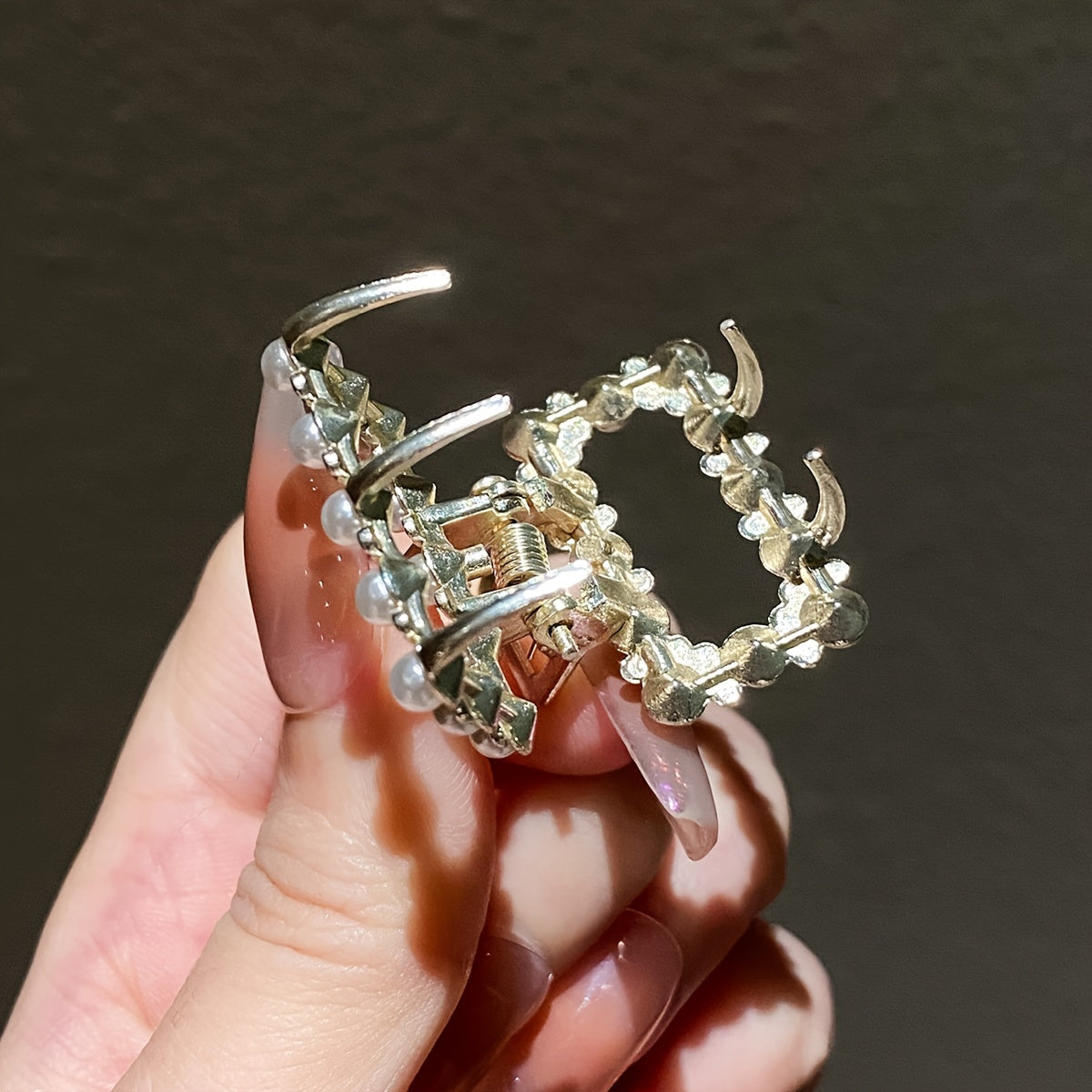 5 ta zamonaviy geometrik dizayndagi rhinestone va soxta marvaridli nafis soch qisqichlari qizlar uchun. Yorqin aksentlar bilan qoplangan qotishmadan tayyorlangan, tasodifiy kiyimlar uchun ideal.