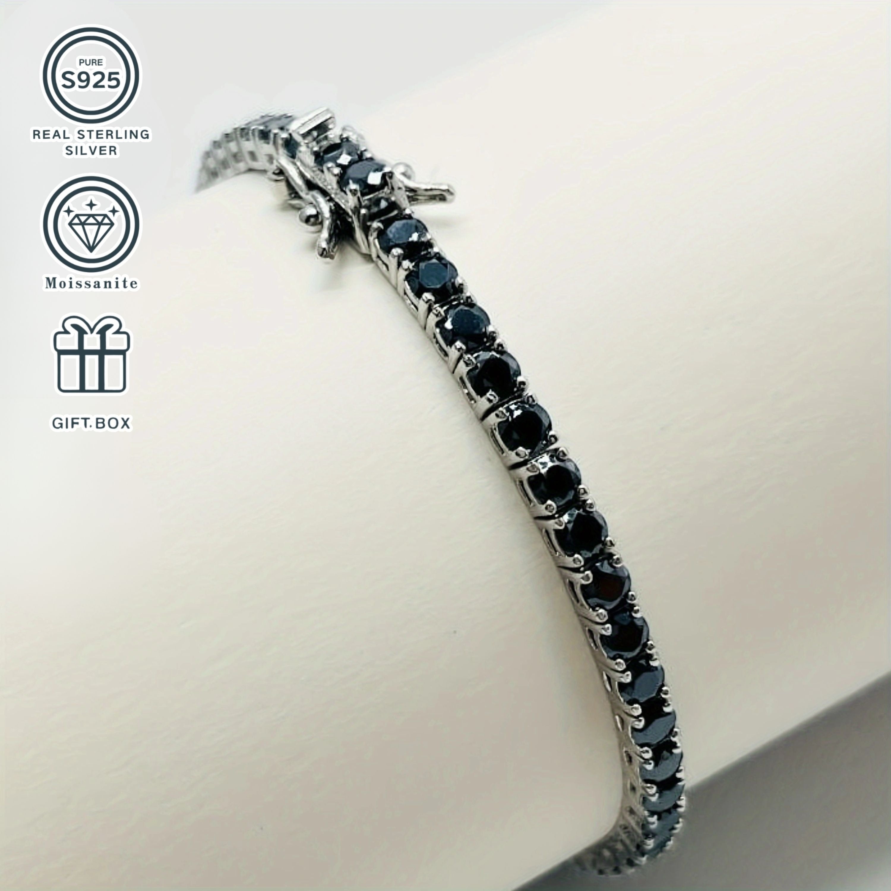 Kiyimingizga nafislik qo'shing, 1.0CT bitta toshli ajoyib S925 Sterling Silver Qora Moissanite Bilaguzuk bilan. Ushbu hashamatli moda aksessuar partiyalar va uchrashuvlar uchun mukammal, Halloween, Rojdestvo uchun ideal sovg'a.