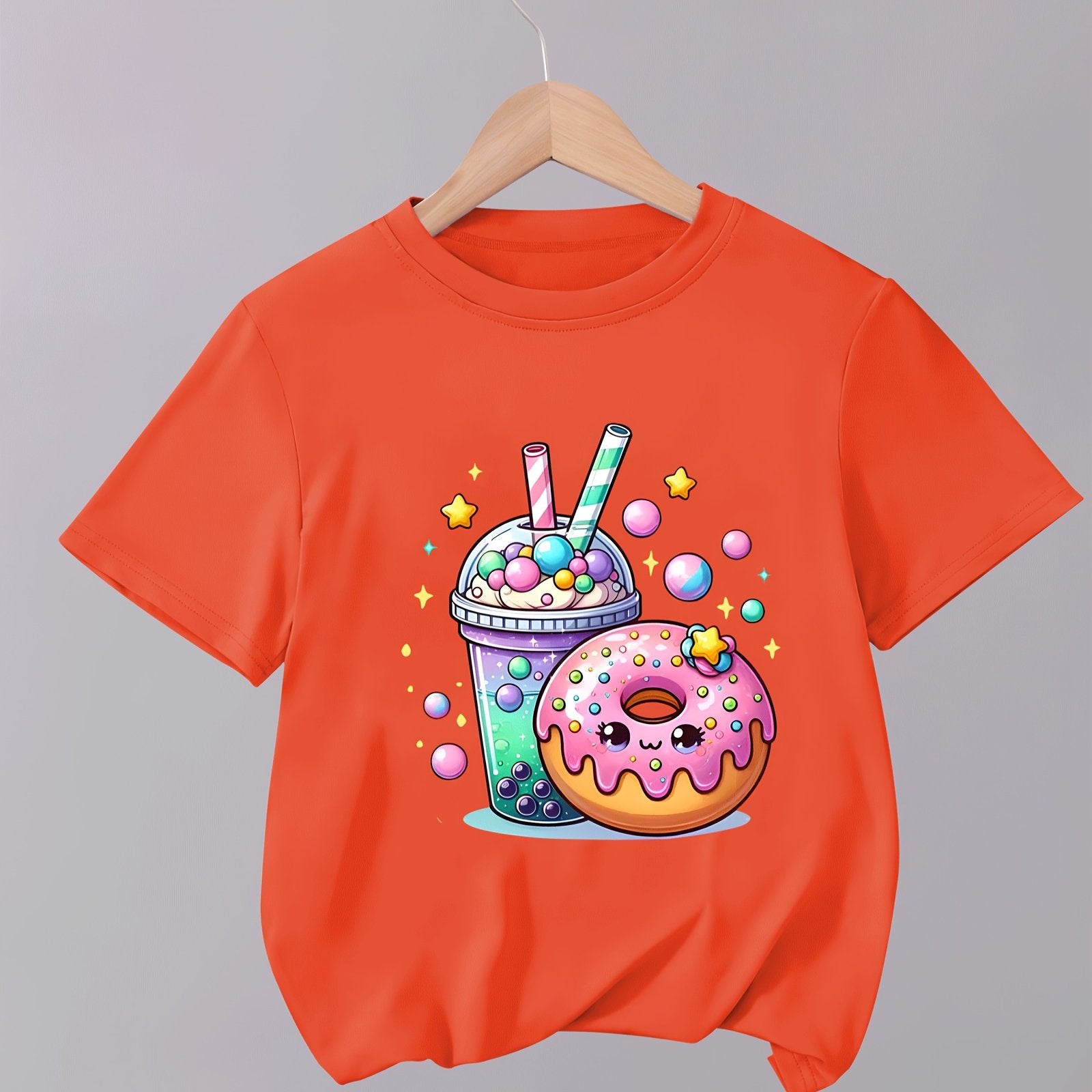 Yozgi kiyim uchun ideal bo'lgan, sut choyi donut yulduz naqshiga ega oq qisqa yengli bluzka.